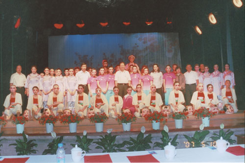 領導與劇組演員合影